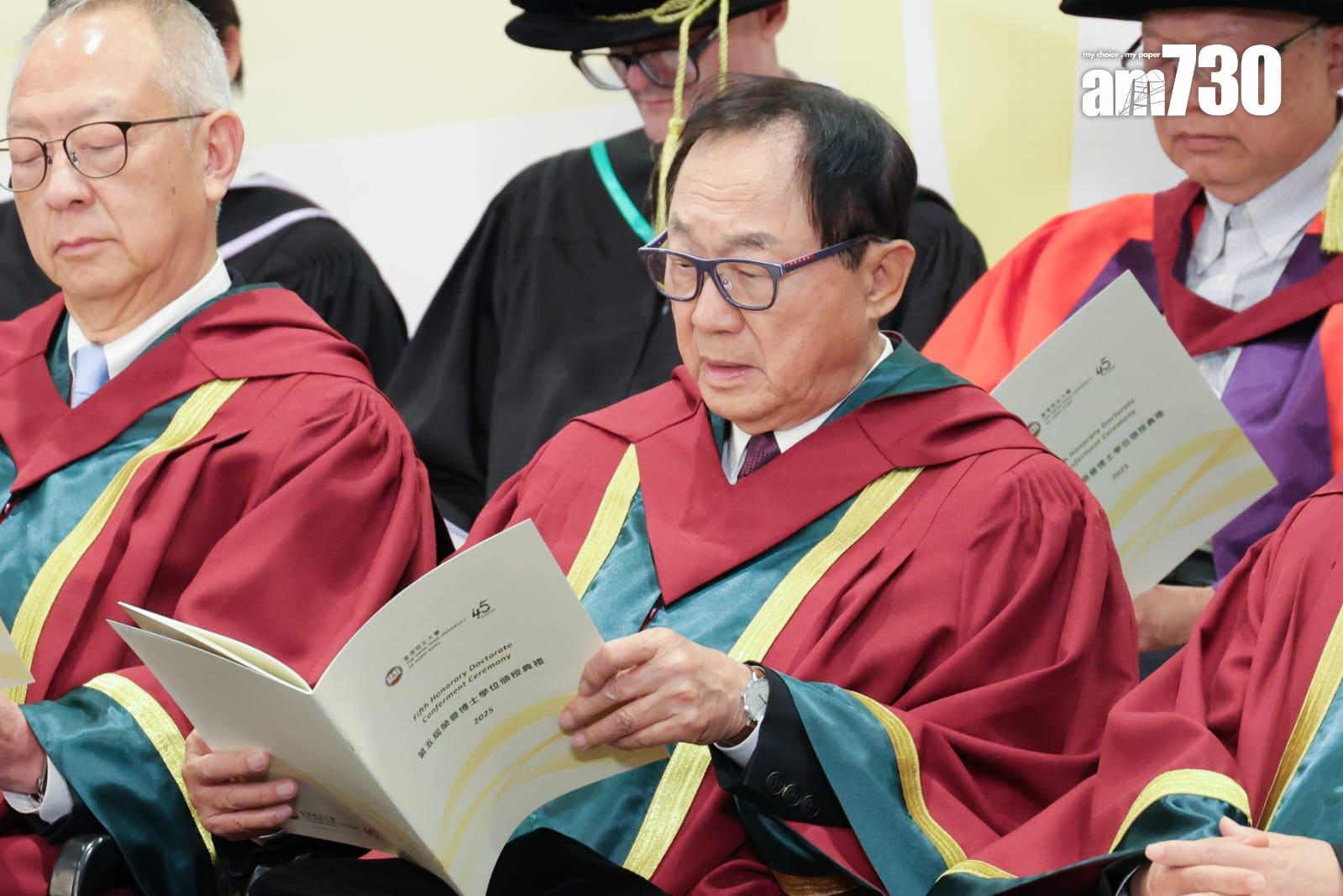許冠文獲頒授榮譽社會科學博士。(吳康琦攝)