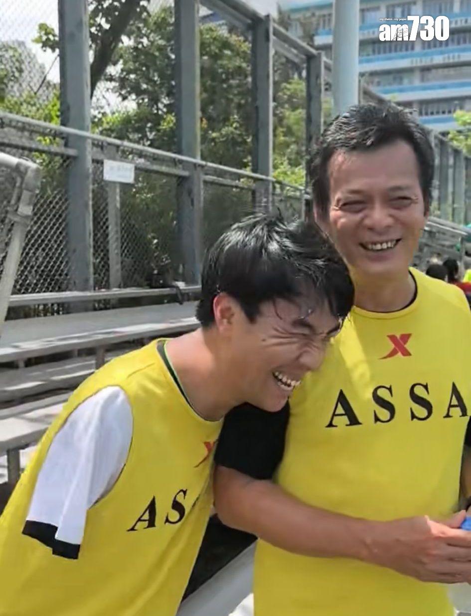 李金凱踢波休息喜獲黃日華餵飲水。(受訪者提供)