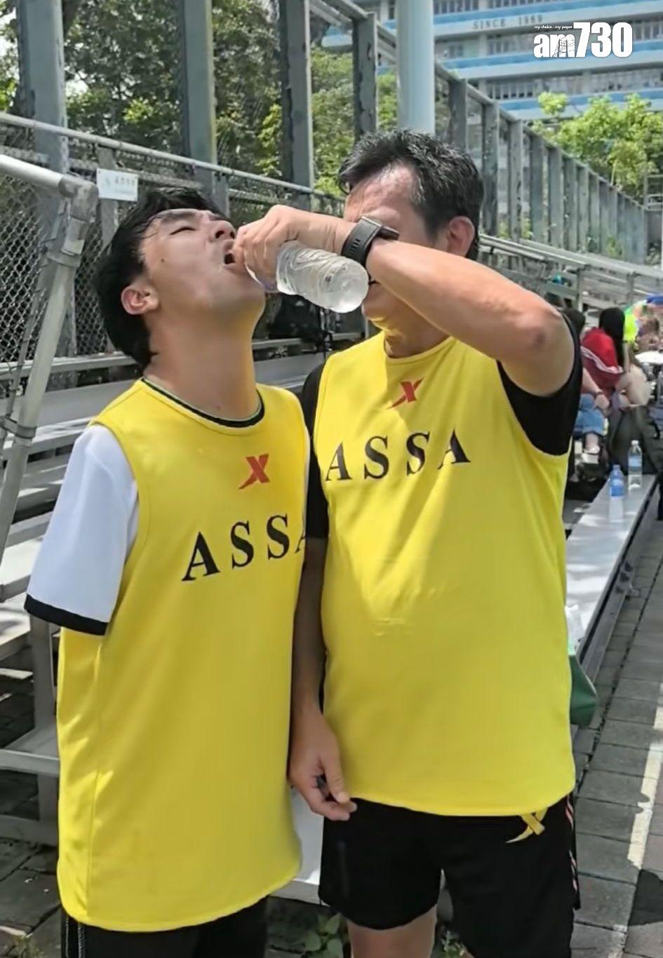 李金凱踢波休息喜獲黃日華餵飲水。(受訪者提供)