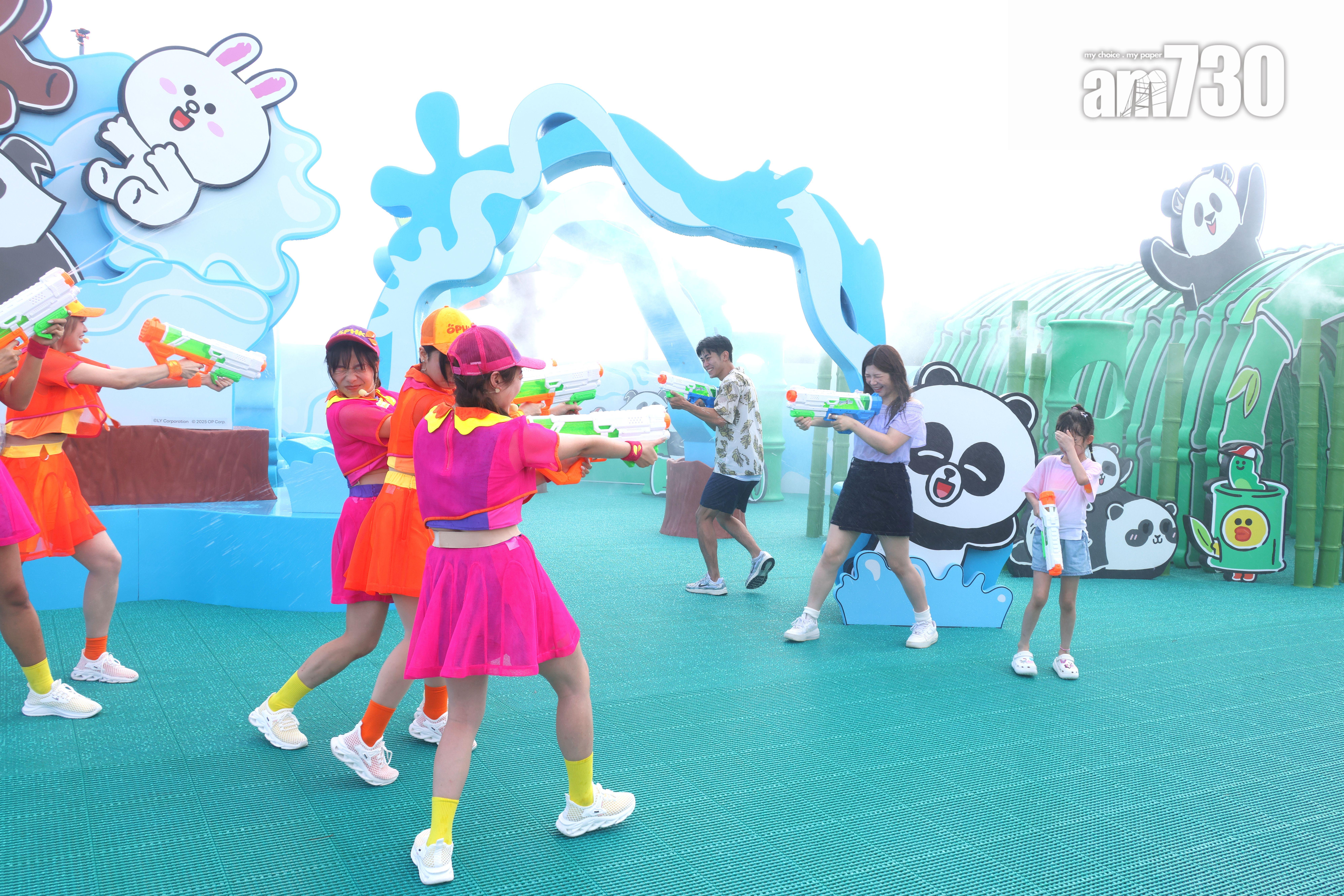 「水戰特攻隊」會手持水槍恭候,並多角度向你和同行友人突襲。(周令知攝)