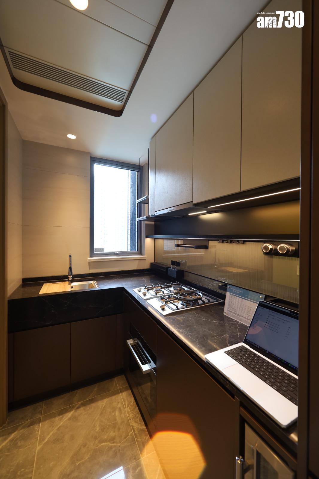 維港•灣畔示範單位|無改動三房套戶 主人房弧形落地玻璃窗盡享維港景致 (多圖有片)|啟德新盤