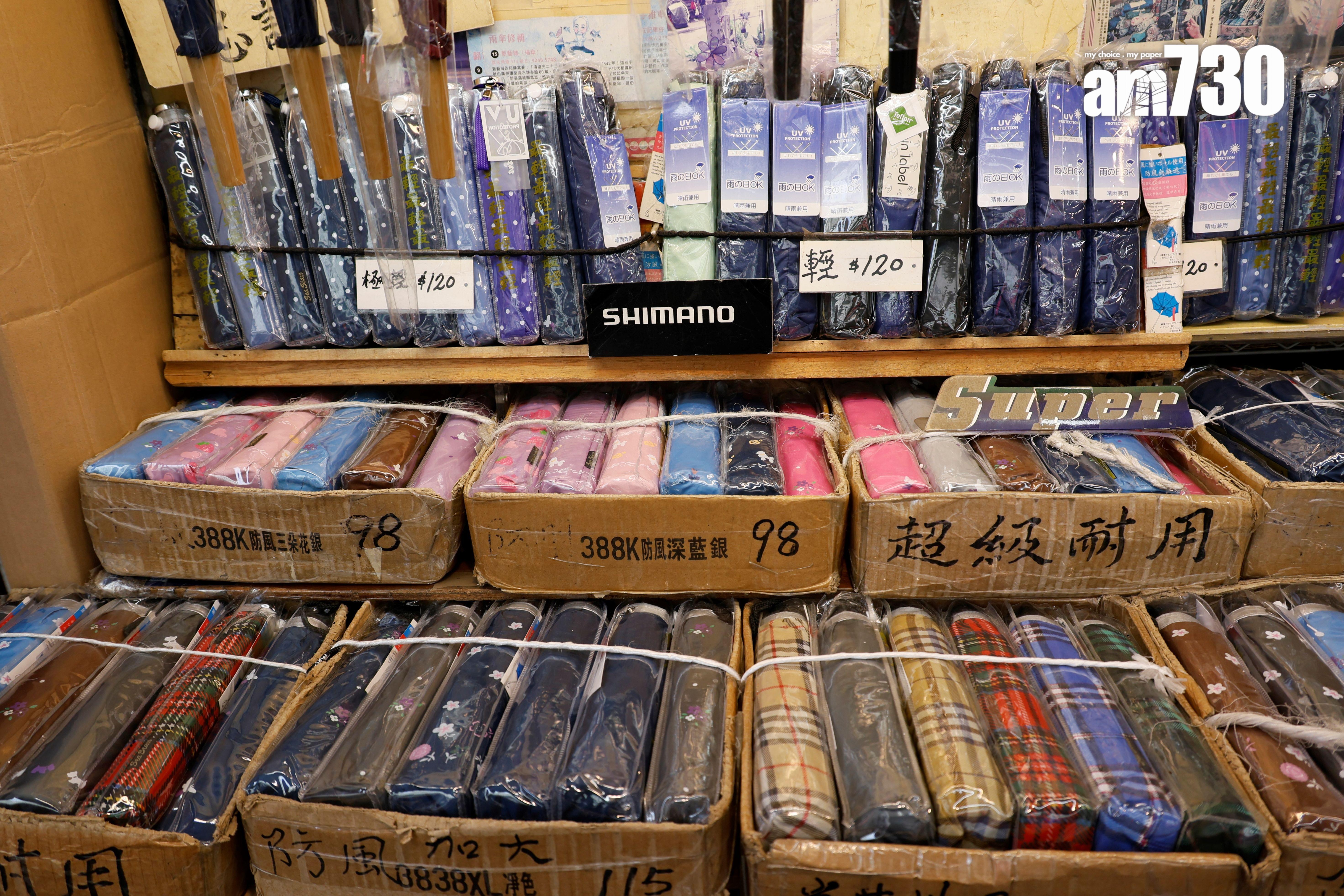 邱耀威師傅是百年老店新藝城遮皇的第五代接班人。(林俊源攝)