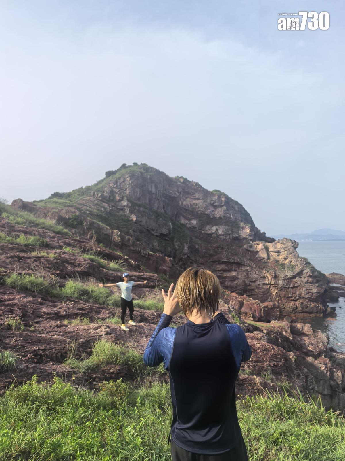 不少打卡位在山崖邊緣,行山者影靚相的同時亦有注意安全