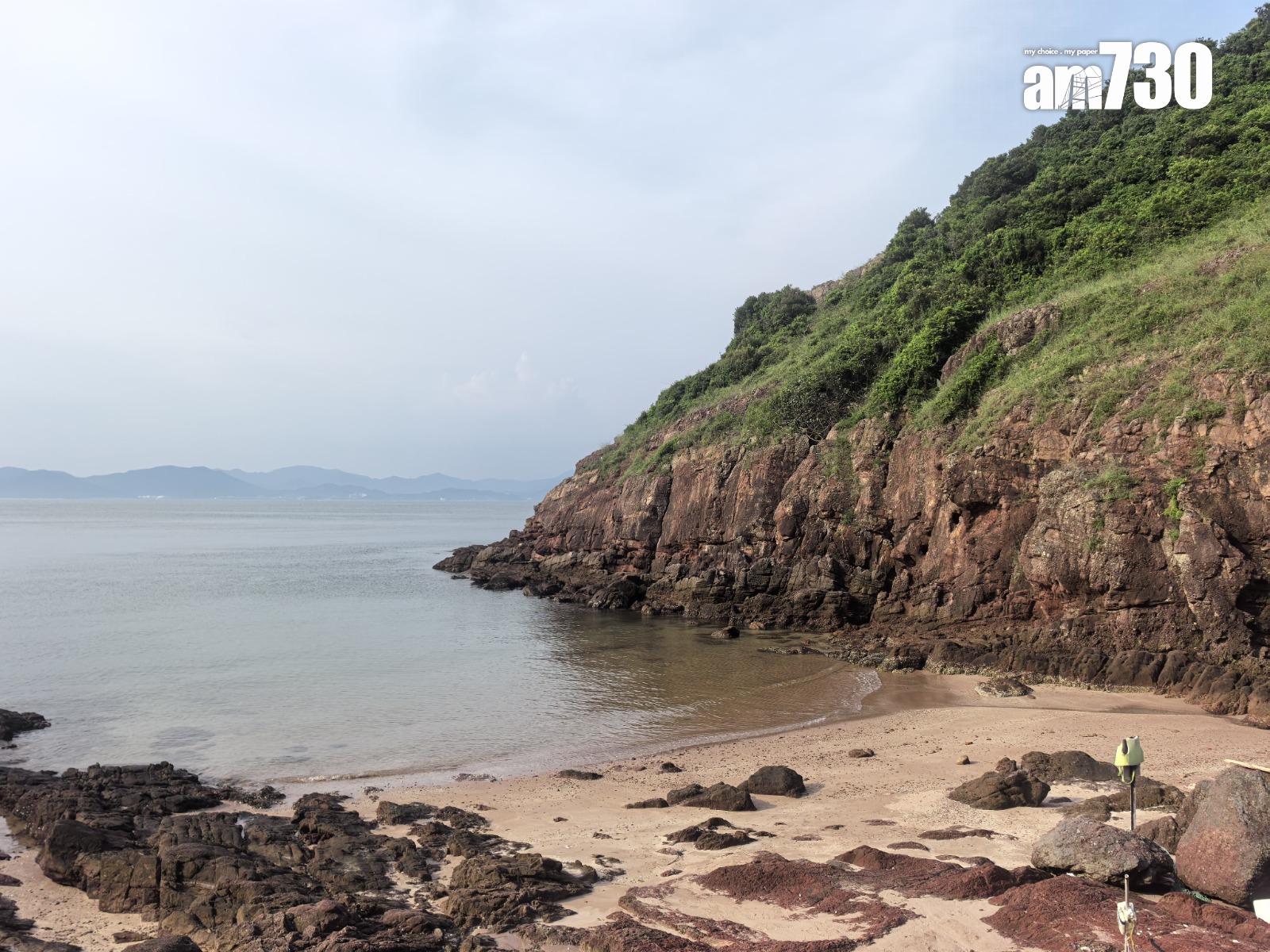 小北灣是多數前往赤洲行山者的落船點,沙灘較小,不過亦可以供遊人戲水