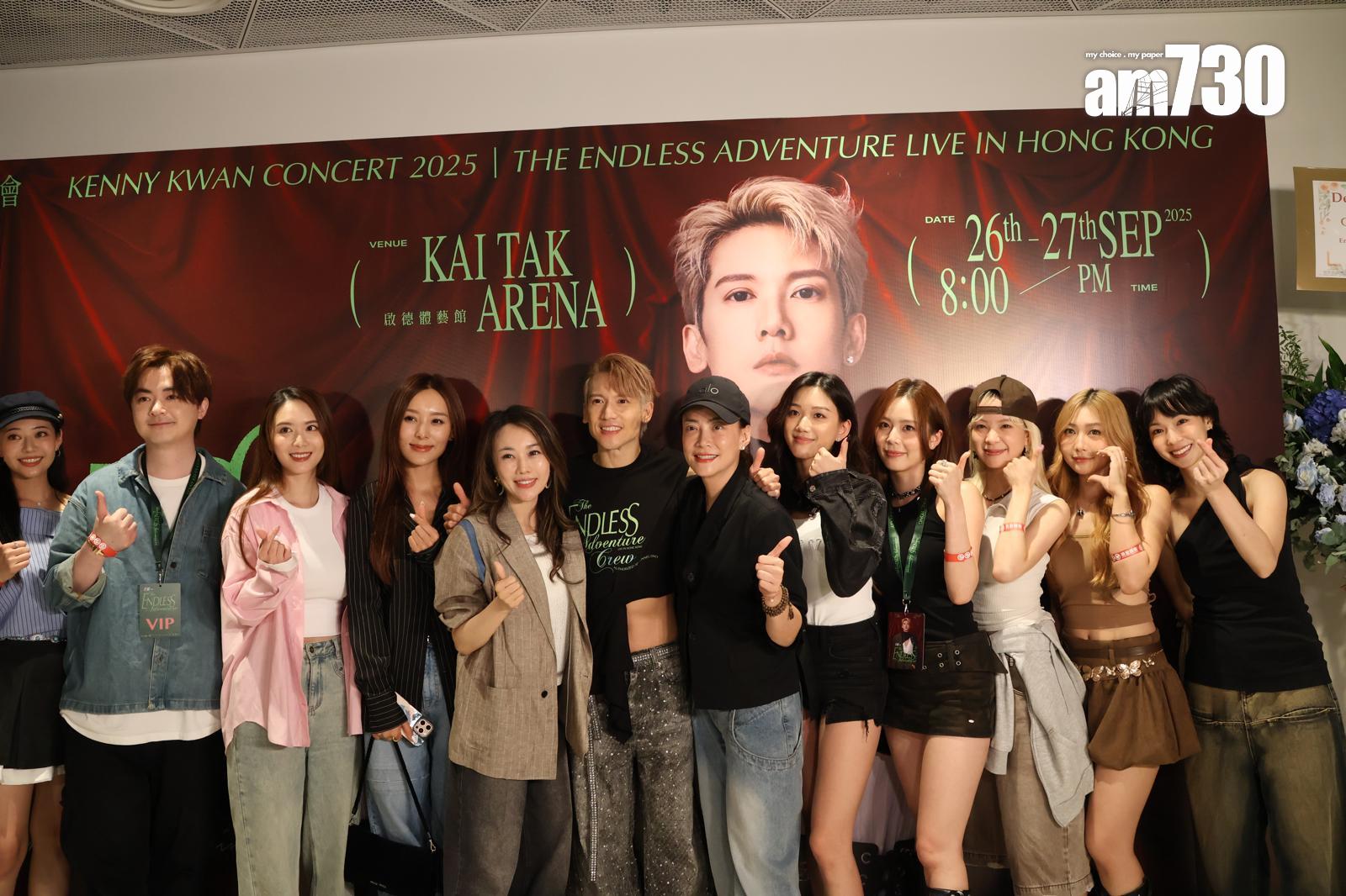 關智斌完成兩場演唱會,一眾英皇歌手齊齊捧場並在後台合照。(娛樂組攝)