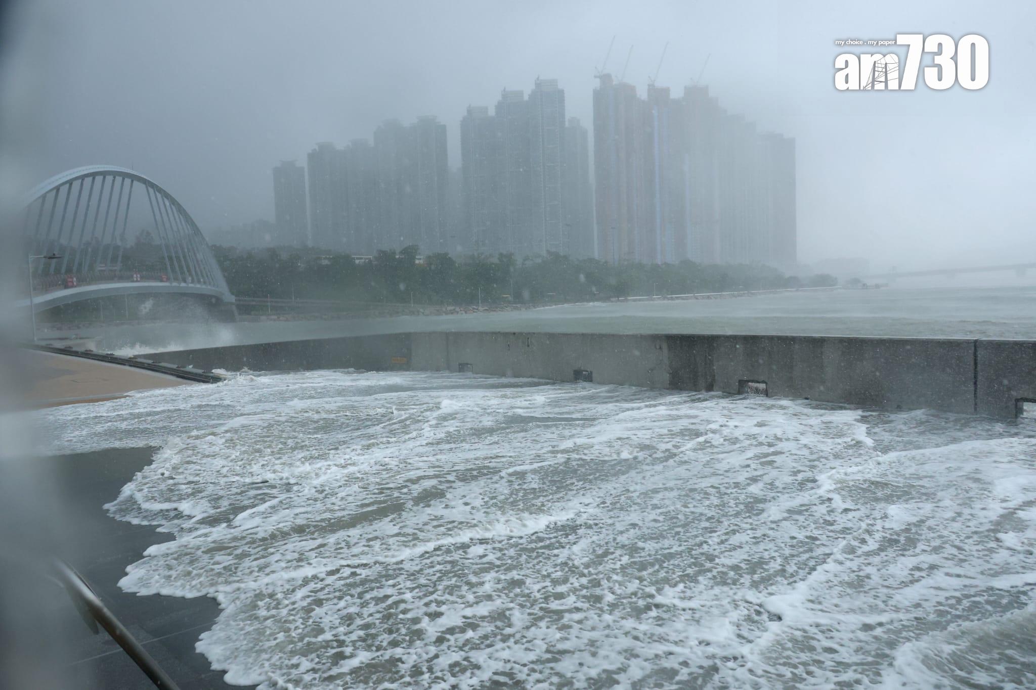 將軍澳出現海水倒灌情況。(林俊源攝)