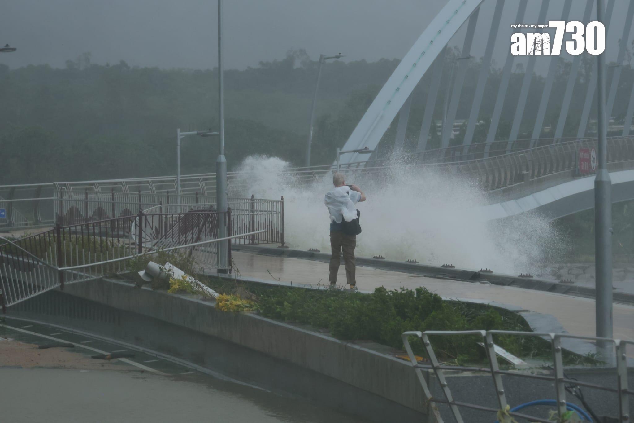 將軍澳出現海水倒灌情況。(林俊源攝)