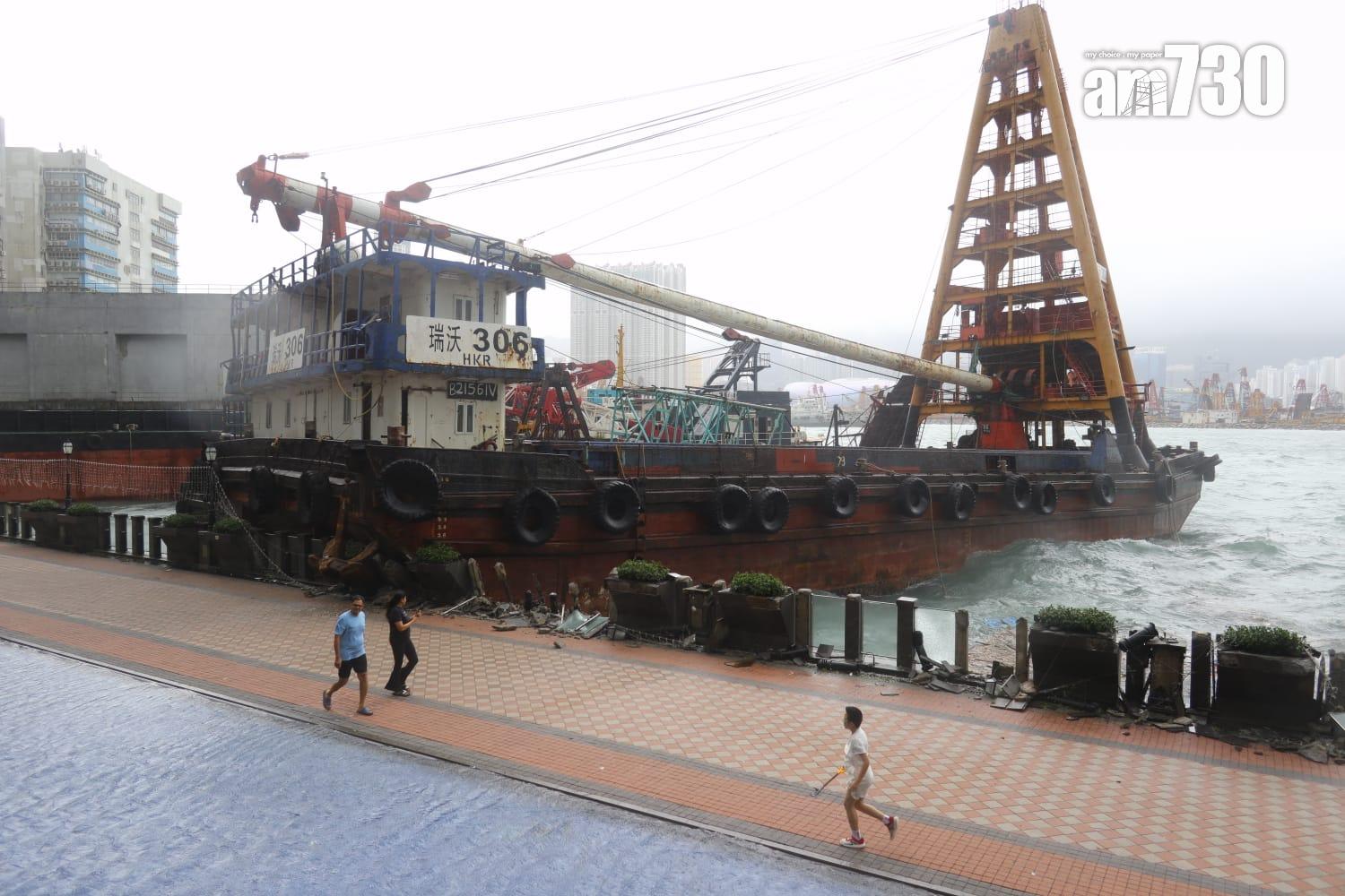 紅磡躉船撞岸。(鍾式明攝)