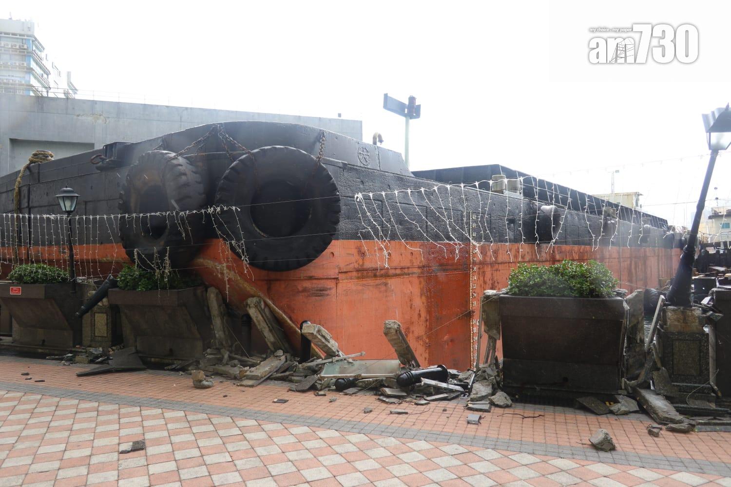 紅磡躉船撞岸。(鍾式明攝)