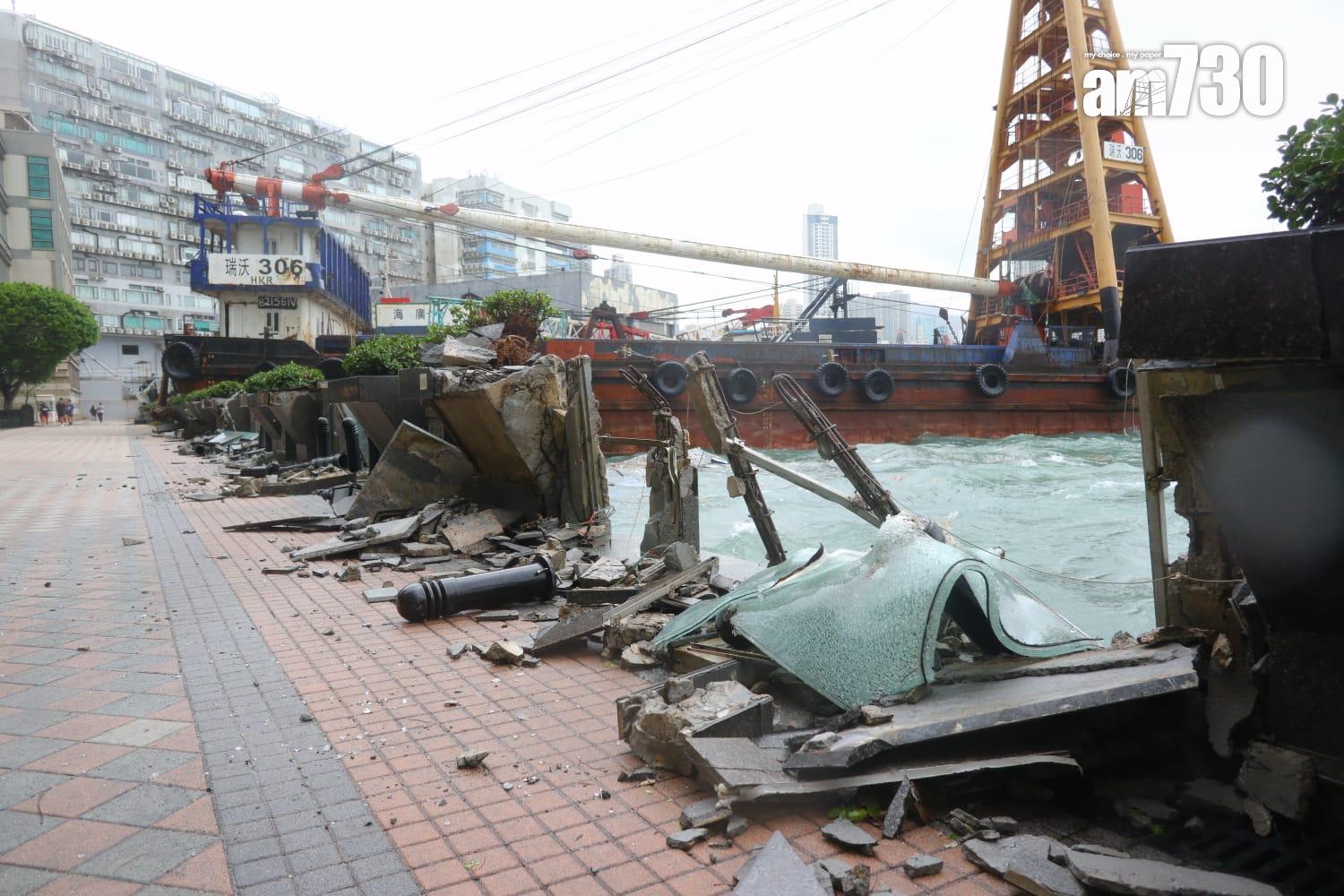 紅磡躉船撞岸。(鍾式明攝)
