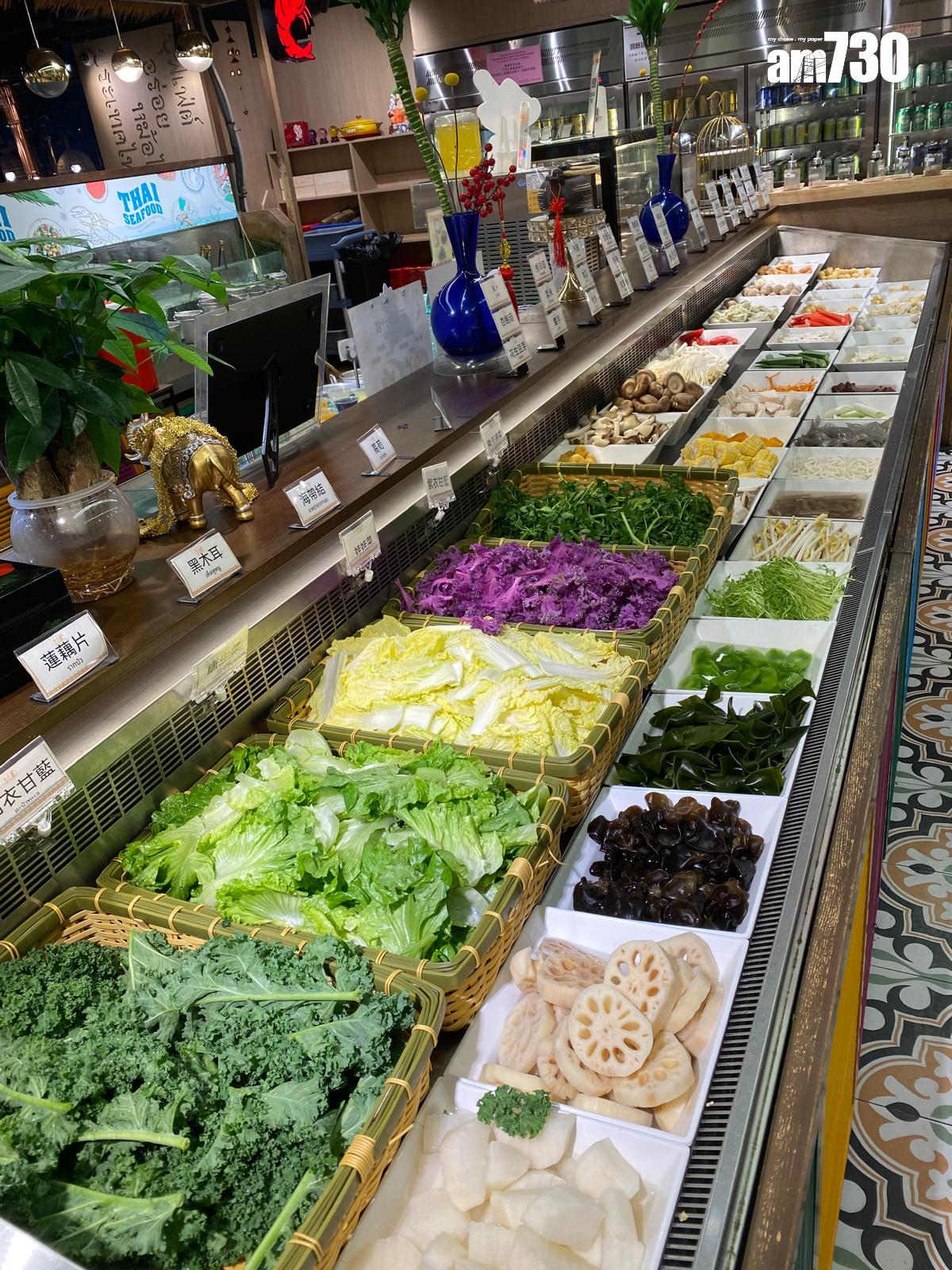 「Gym Gym自控」定量火鍋套餐可任食自助蔬菜吧的15至20款蔬菜及菇菌。