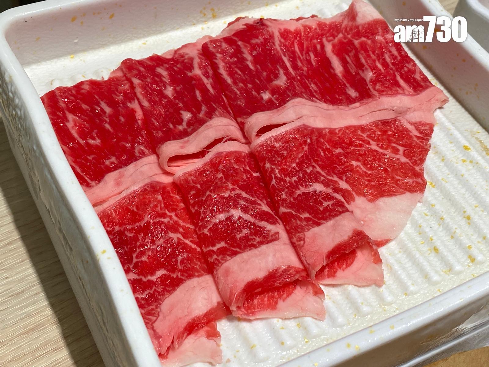 椰漿文昌雞鍋套餐包任食美國、澳洲肩胛肉,色澤紅潤,牛肉軟嫩。