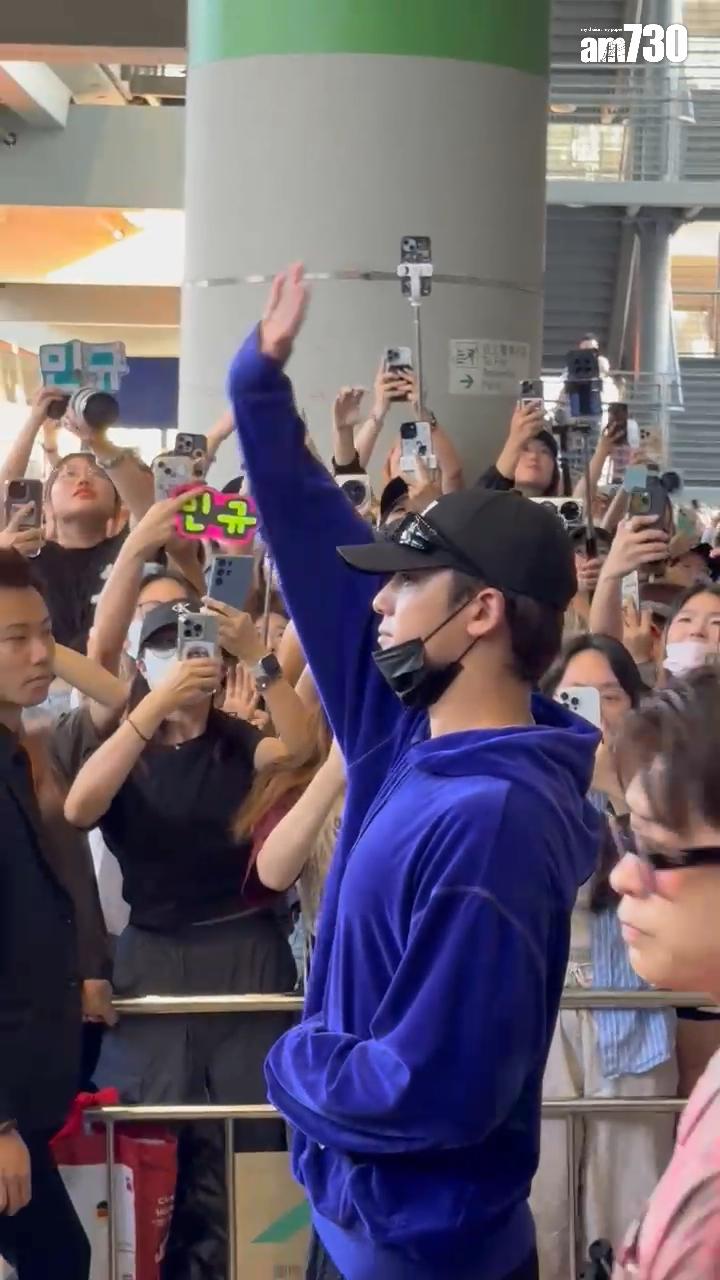 MINGYU一向親民,他向四周揮手,上車後跟拉低車窗,向對面馬路的fans打招呼。(娛樂組攝)
