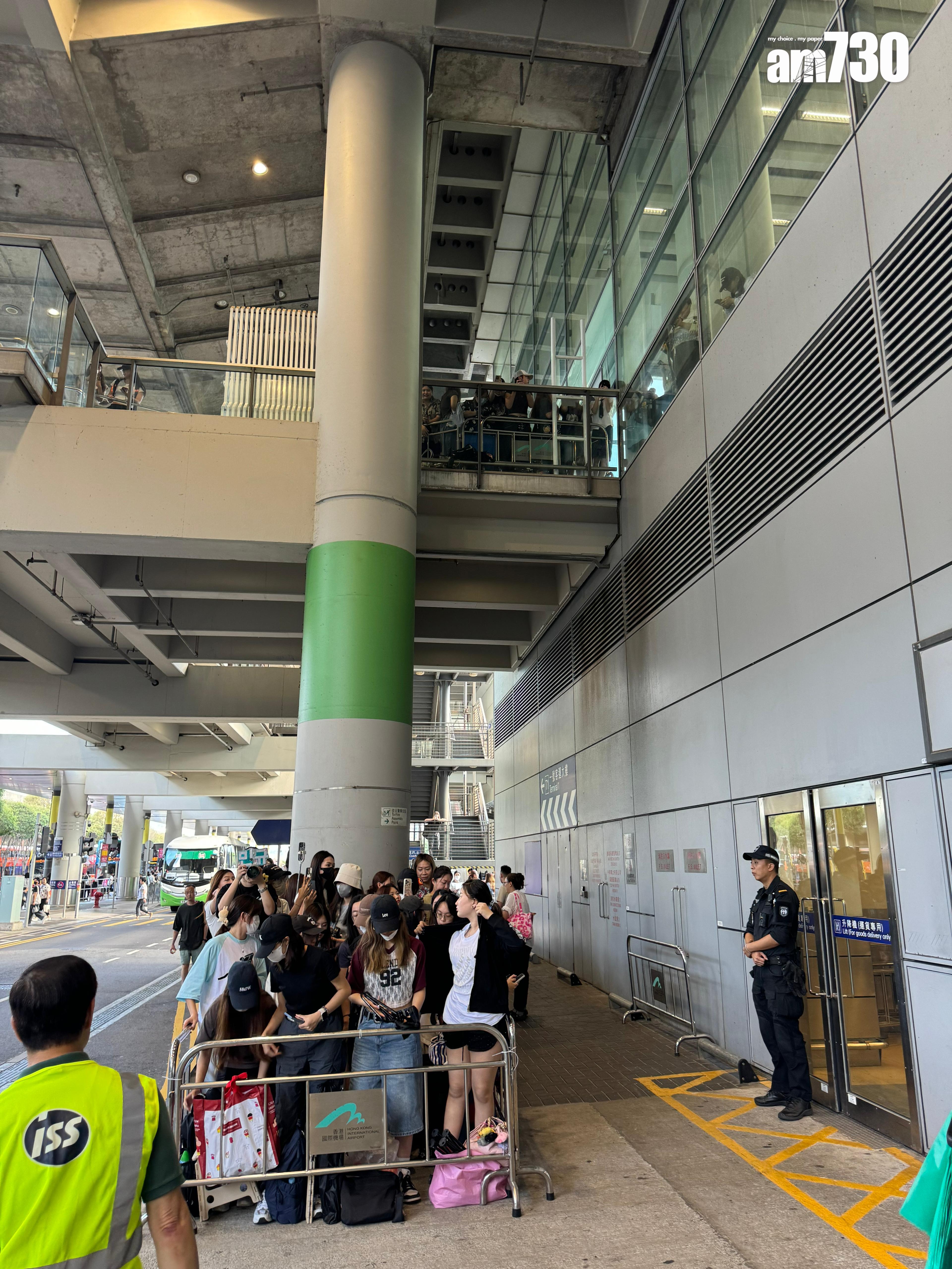 香港機場方面,一早企滿fans迎接偶像的來臨,現場秩序不算混亂。(娛樂組攝)