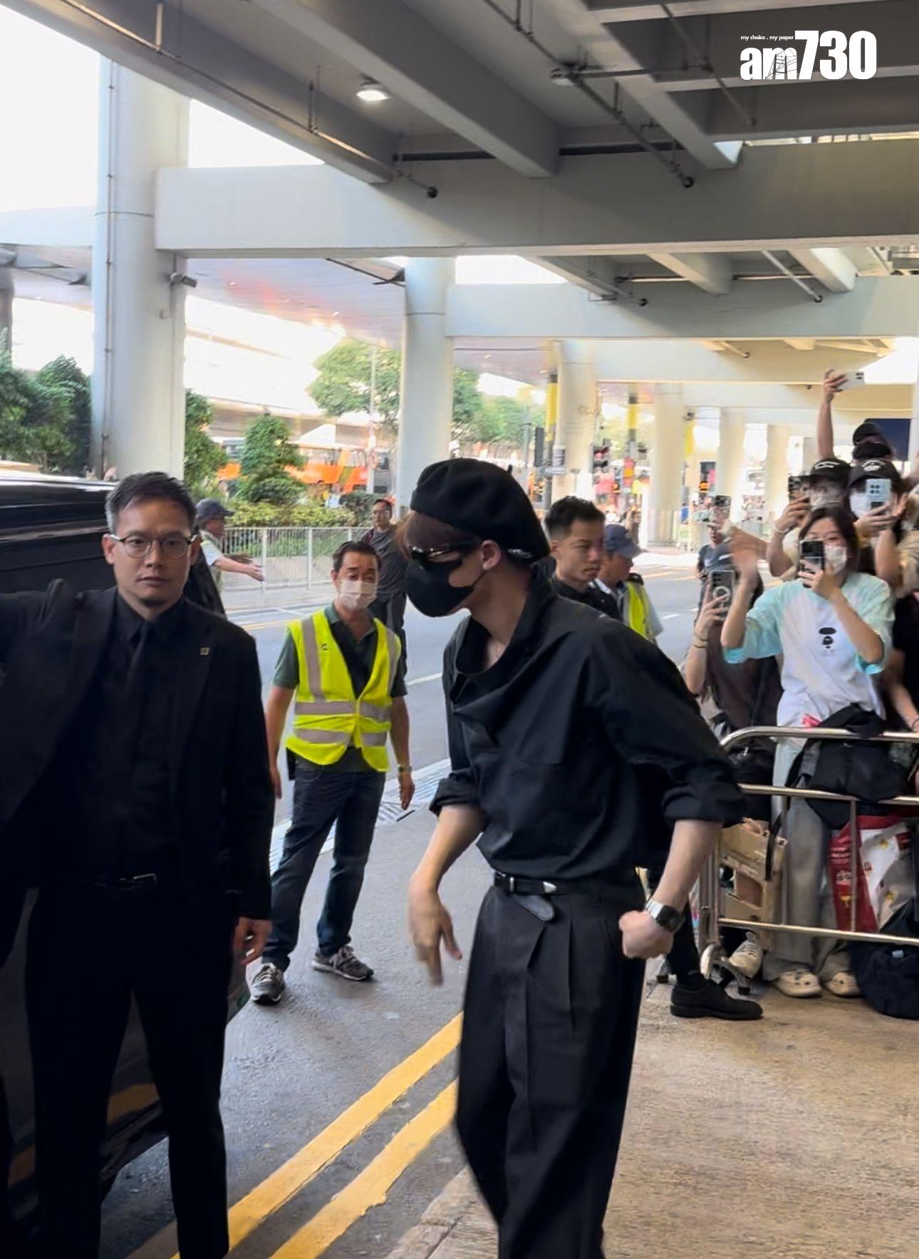 檀健次步出機場時,向四周的fans揮手。(娛樂組攝)