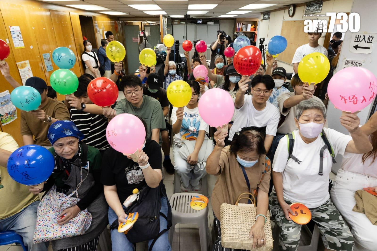 施政報告2025|有基層團體收看直播,並在氣球上寫上訴求。(周令知攝)