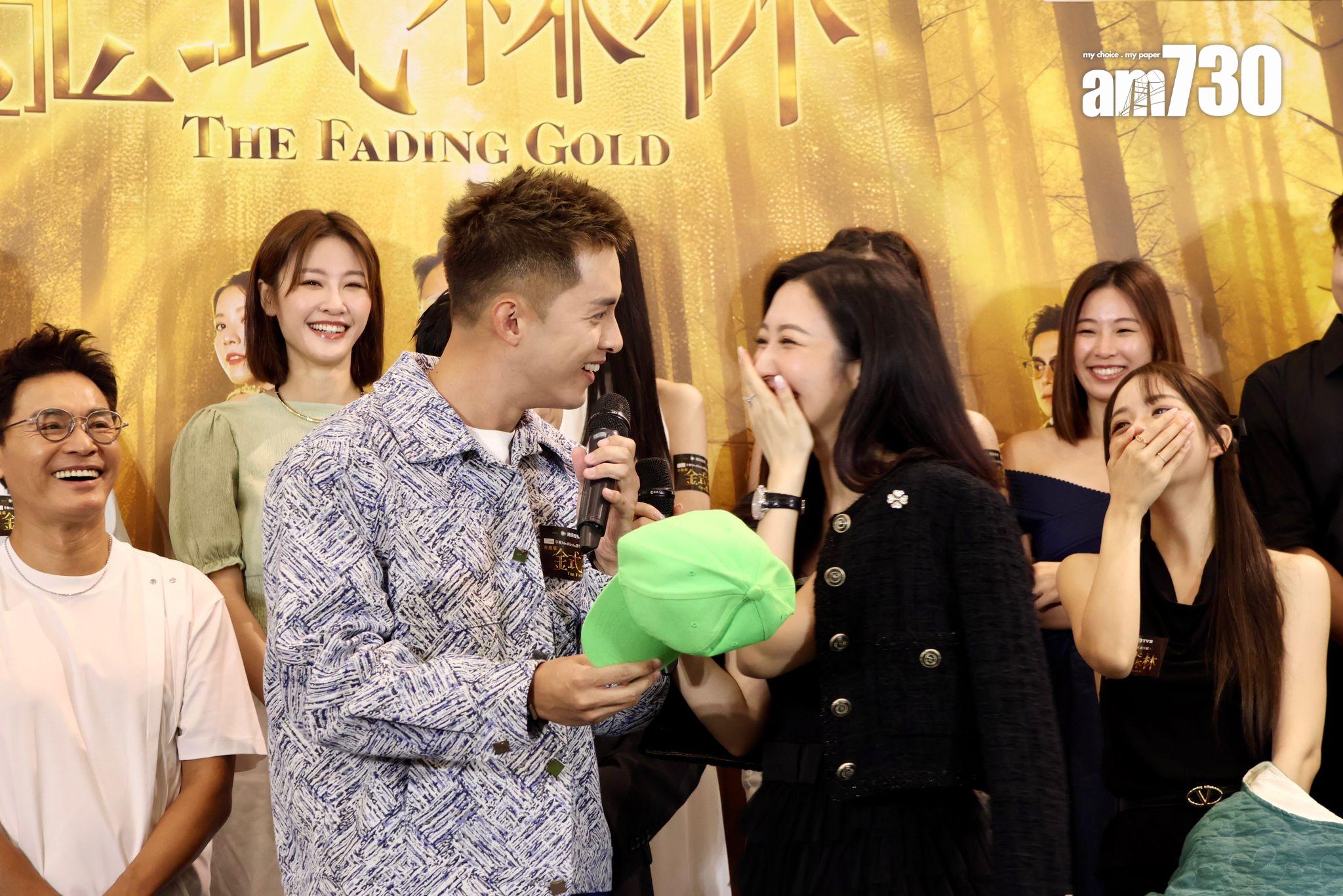 羅子溢送上綠帽予何廣沛。(娛樂組攝)