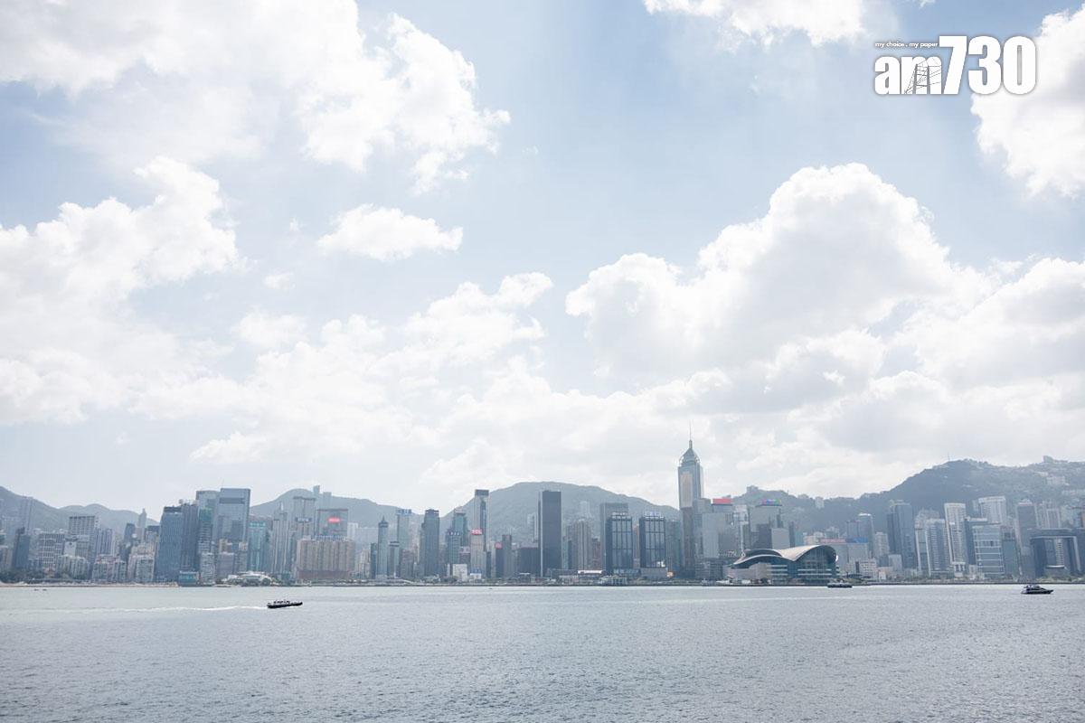 本港今日日間天氣酷熱。(周令知攝)