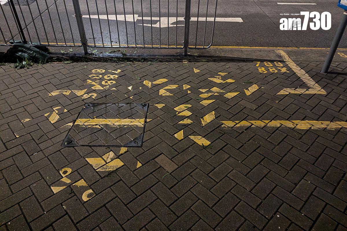 柴灣富城閣巴士站的排隊線,疑因路磚重鋪而變得「支離破碎」,引起網民熱議。