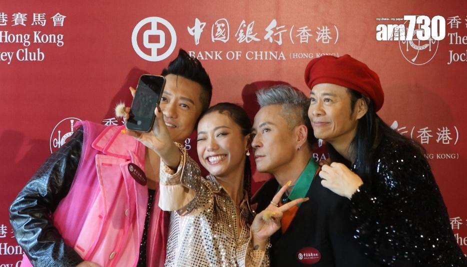 JACE自小看草蜢演唱會DVD,興奮與草蜢自拍。(娛樂組攝)