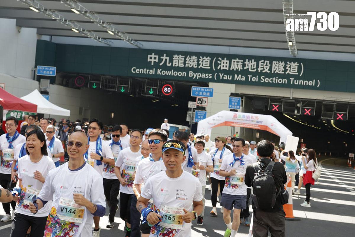 香港街馬兩公里領袖跑賽事途經中九龍繞道(油麻地段隧道)。(吳康琦攝)