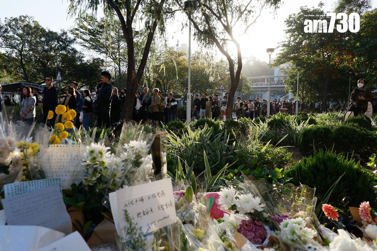 大埔宏福苑五級火發生後,大批市民到場獻花悼念。(資料圖片/蘇文傑攝)