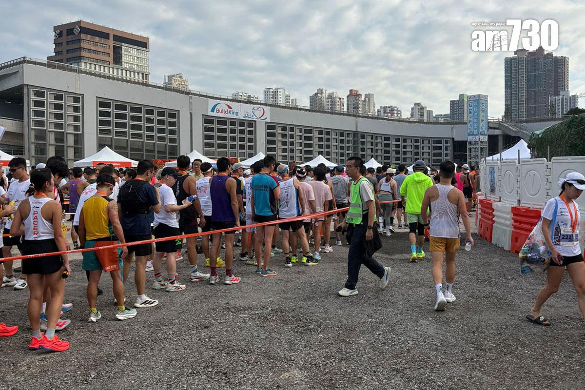 大批跑手完成賽事後,需輪候一段長時間領回個人物品。(讀者提供)