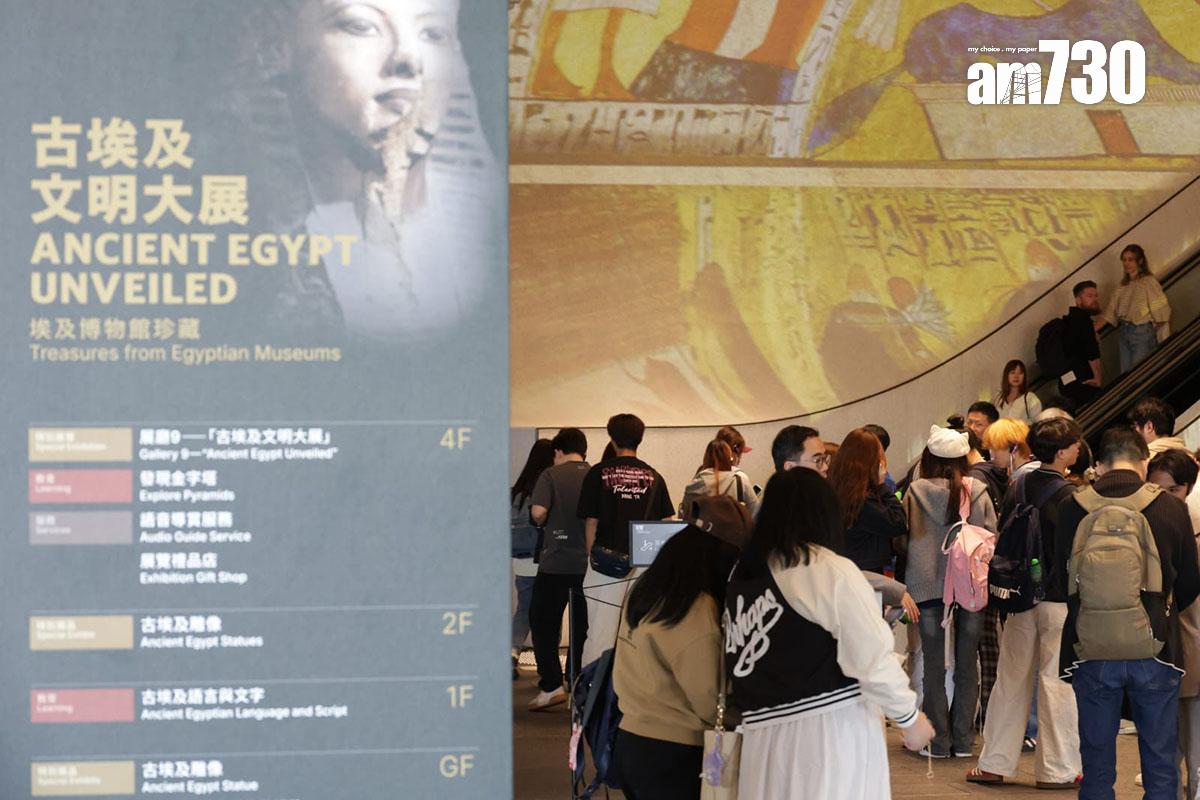 在故宮文化博物館舉行的古埃及文明大展,開放後首個周日吸引大批市民到場參觀。(吳康琦攝)