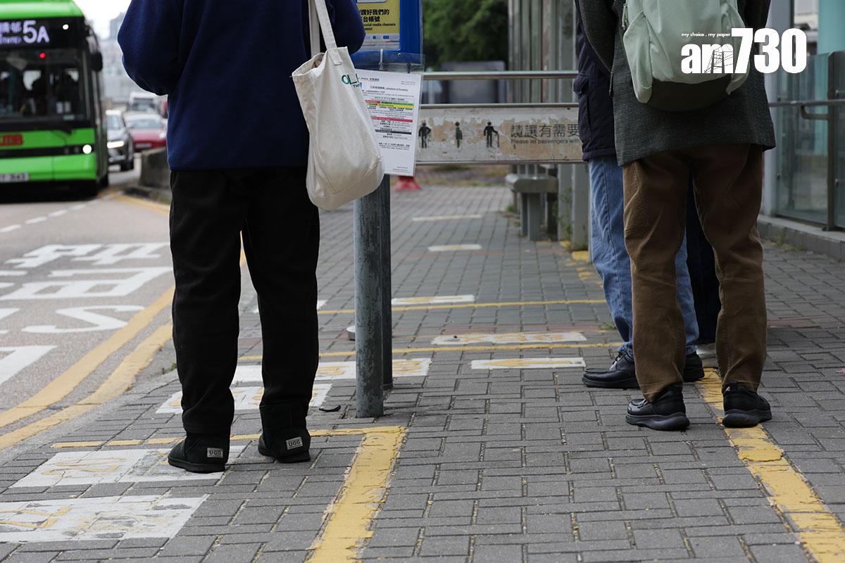 輪候登上公共交通將會禁煙,包括一人身處有欄杆、地面劃線等區域和候車亭位置。(吳康琦攝)