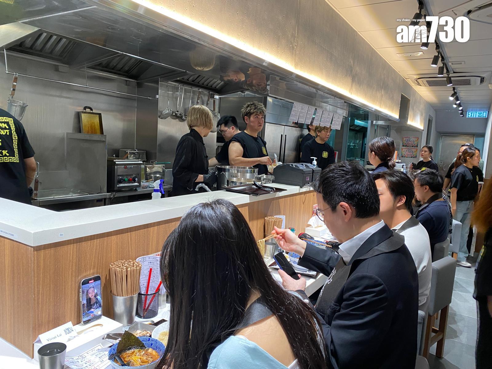 小店設有吧枱及散座。