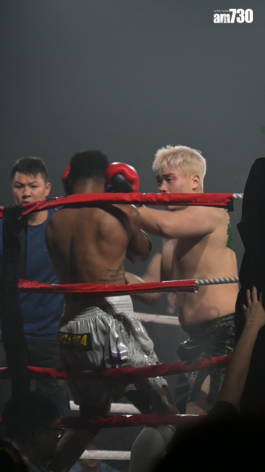 四海打到Black Joe跌出擂台。(娛樂組攝