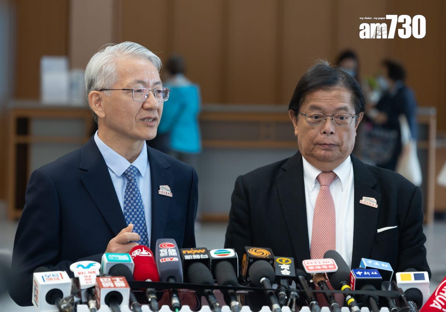 香港中醫醫院行政總監卞兆祥及香港中醫醫院營運機構董事局主席王桂壎。(蘇文傑攝)