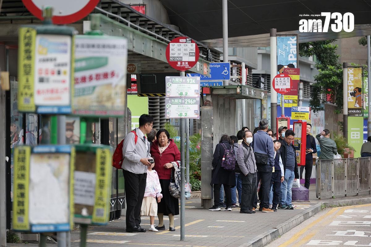輪候登上公共交通將會禁煙,包括一人身處有欄杆、地面劃線等區域和候車亭位置,或最少兩人排隊。(吳康琦攝)