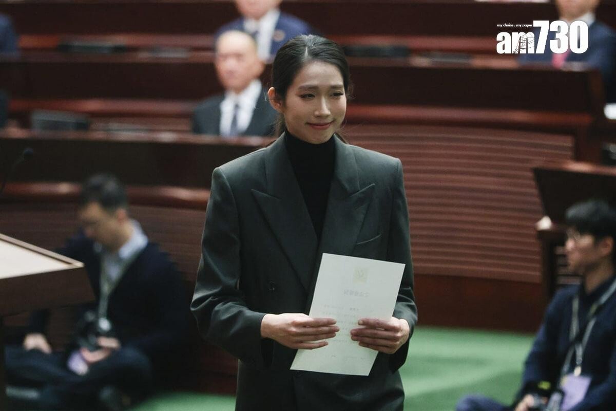首次當選立法會議員的江旻憓到議事廳宣誓。(周令知攝)