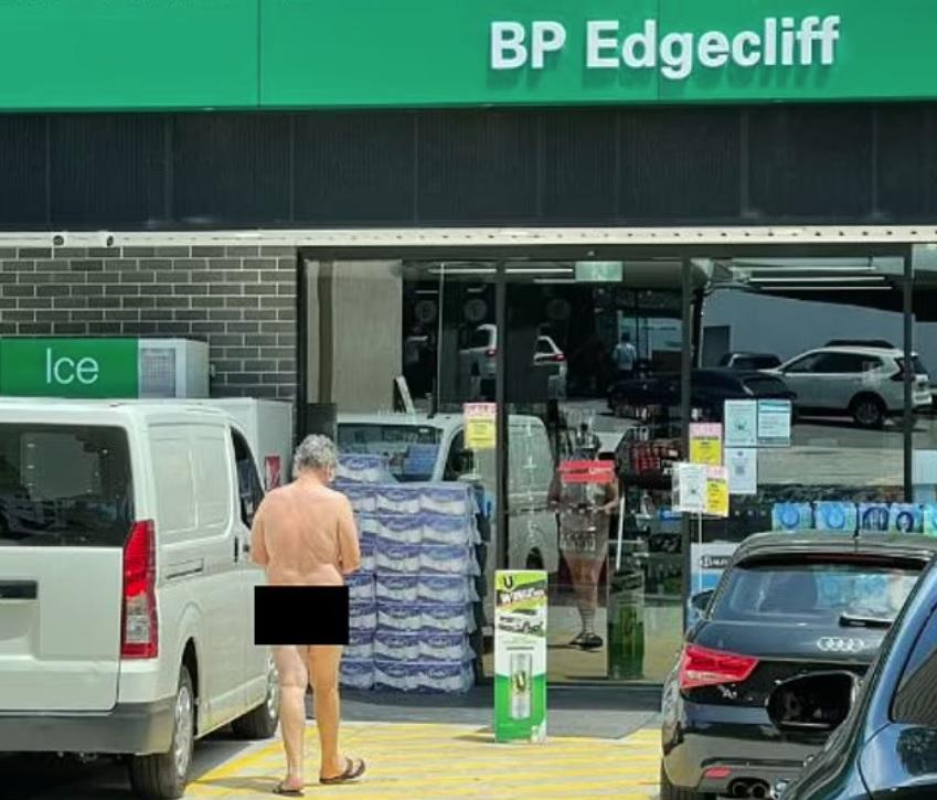 男子赤裸進入油站便利店。(互聯網)