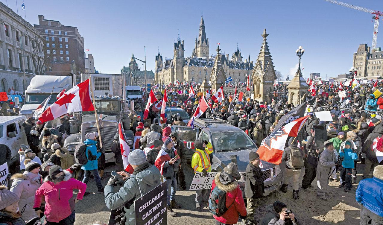 收緊防疫｜抗議跨境司機強制打針 渥太華5萬人示威 杜魯多離官邸暫避