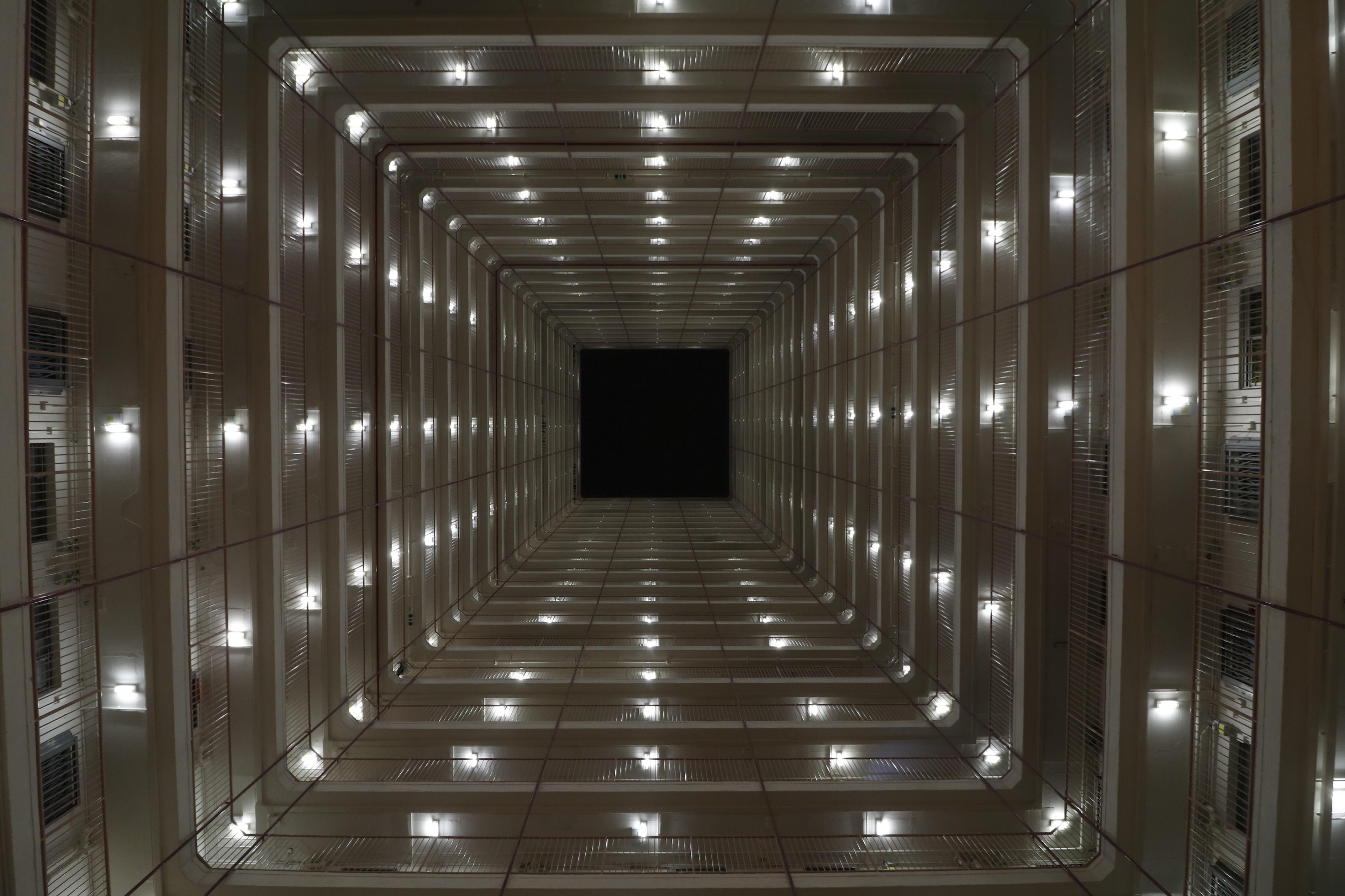 黃大仙竹園南邨貴園樓今午一名八旬老翁疑在進食即食麵期間骾喉暈倒。(資料圖片／鍾式明攝)