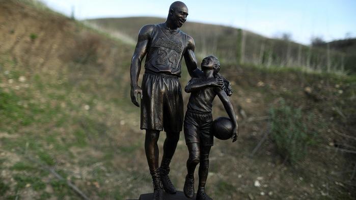 高比與女兒墜機現場豎立銅像。(路透社)