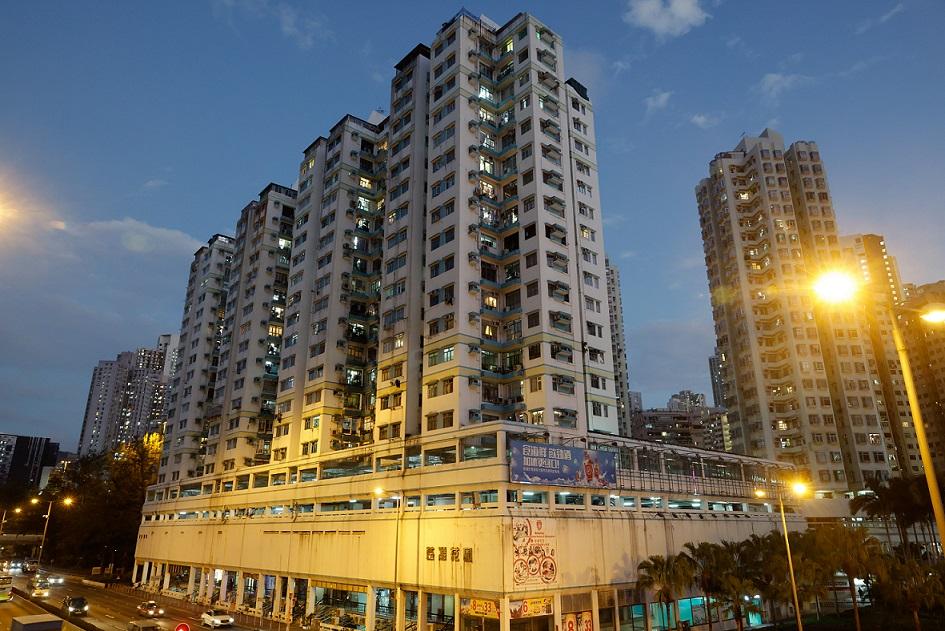 日前有大廈出現垂直傳播的荃灣花園，再多一座被納入強制檢測公告。(蘇文傑攝)