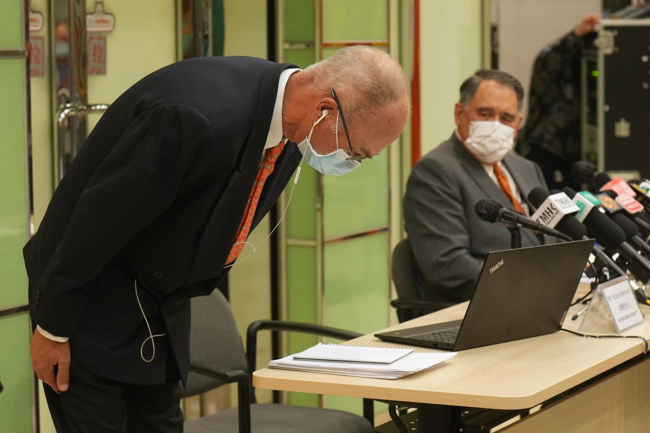 香港保護兒童會執行委員會主席夏穆(左)就事件鞠躬致歉。(資料圖片／陳奕釗攝)