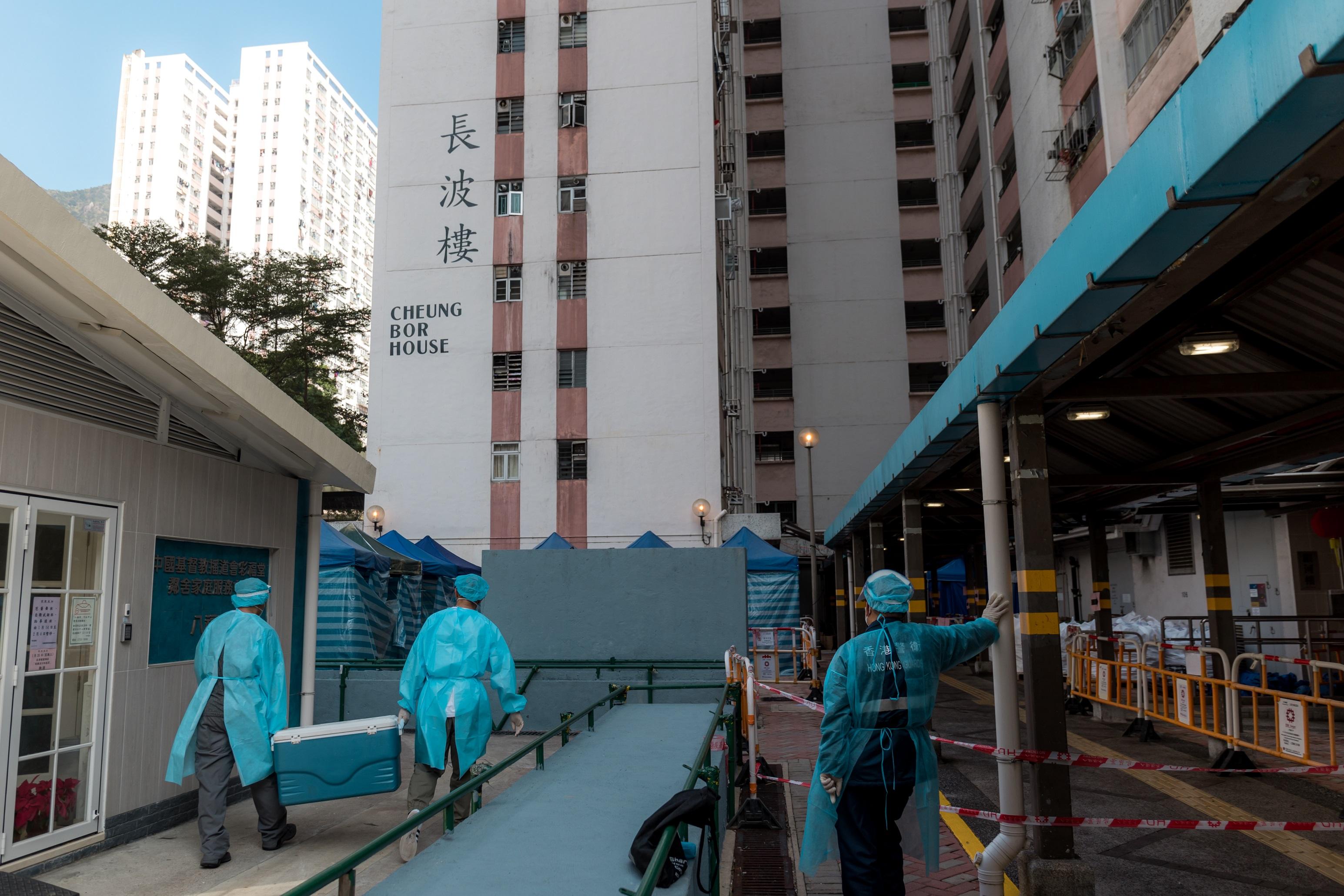 彩雲邨長波樓同時垂直及橫向傳播，政府延長圍封期至兩天。(資料圖片／莊振邦攝)