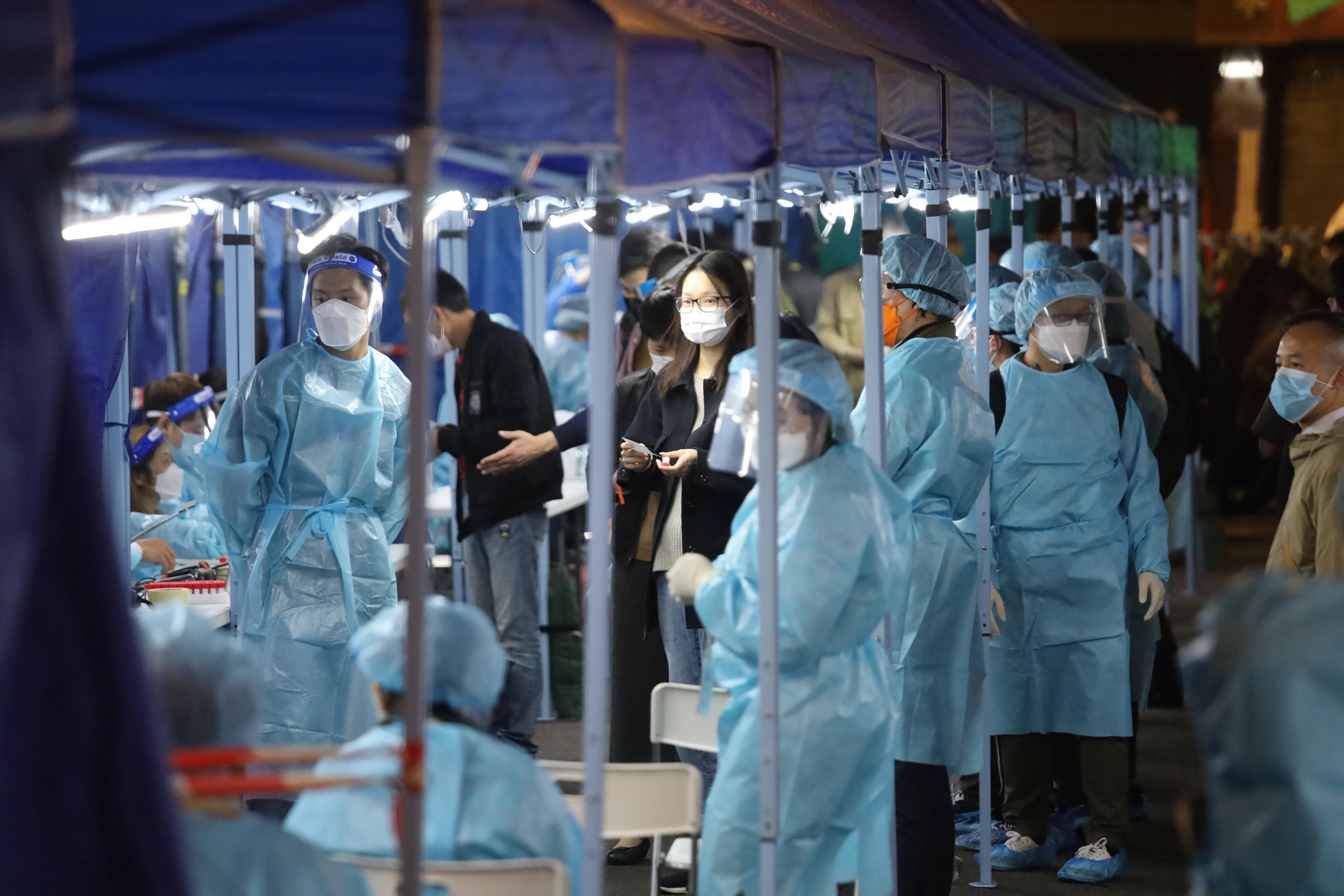 觀塘崇仁街安順大廈圍封檢測。(資料圖片／鍾式明攝)