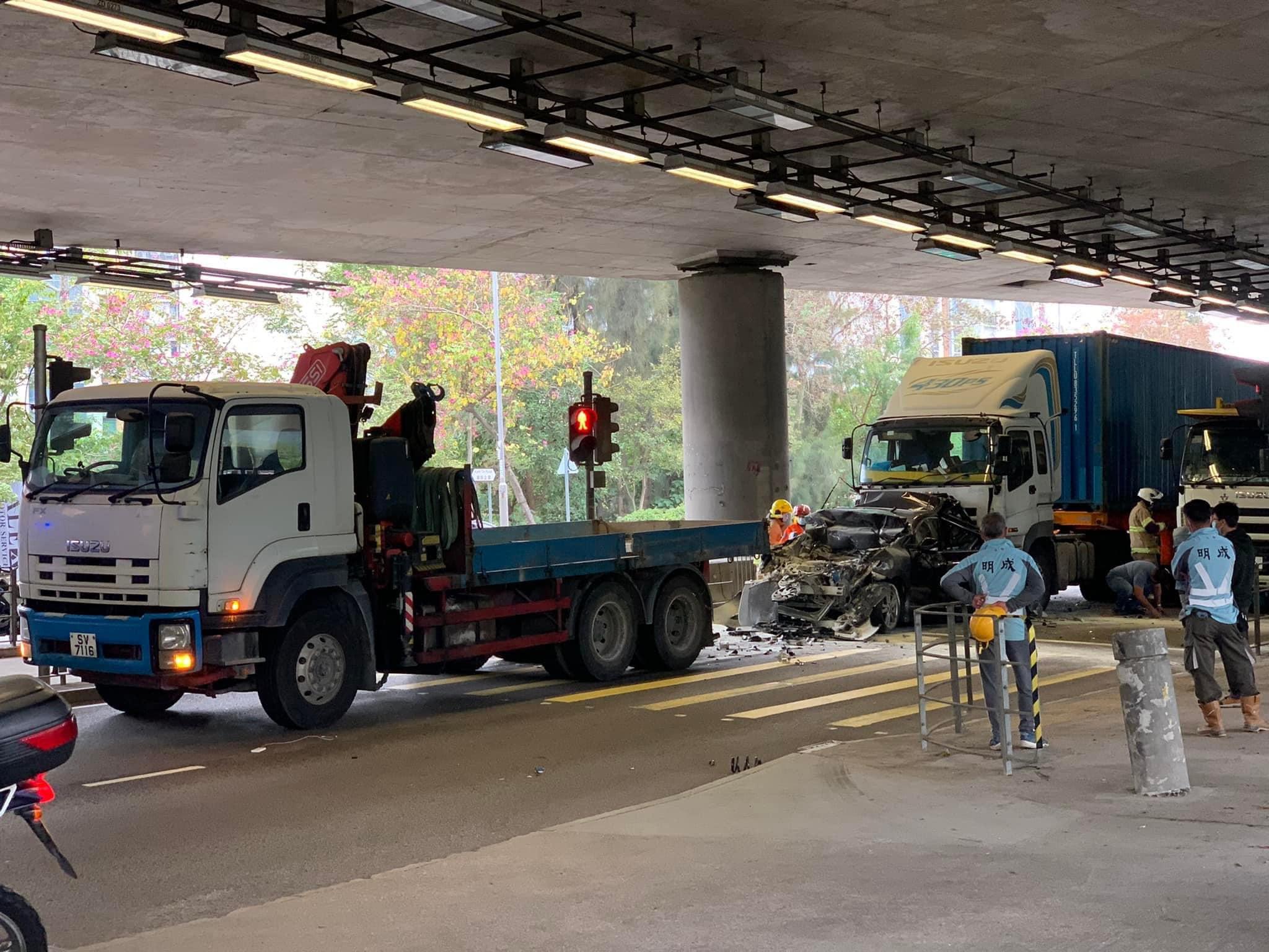 元朗錦田公路高埔新村橋底有4車相撞，私家車如同廢鐵。(香港突發事故報料區@fb圖)