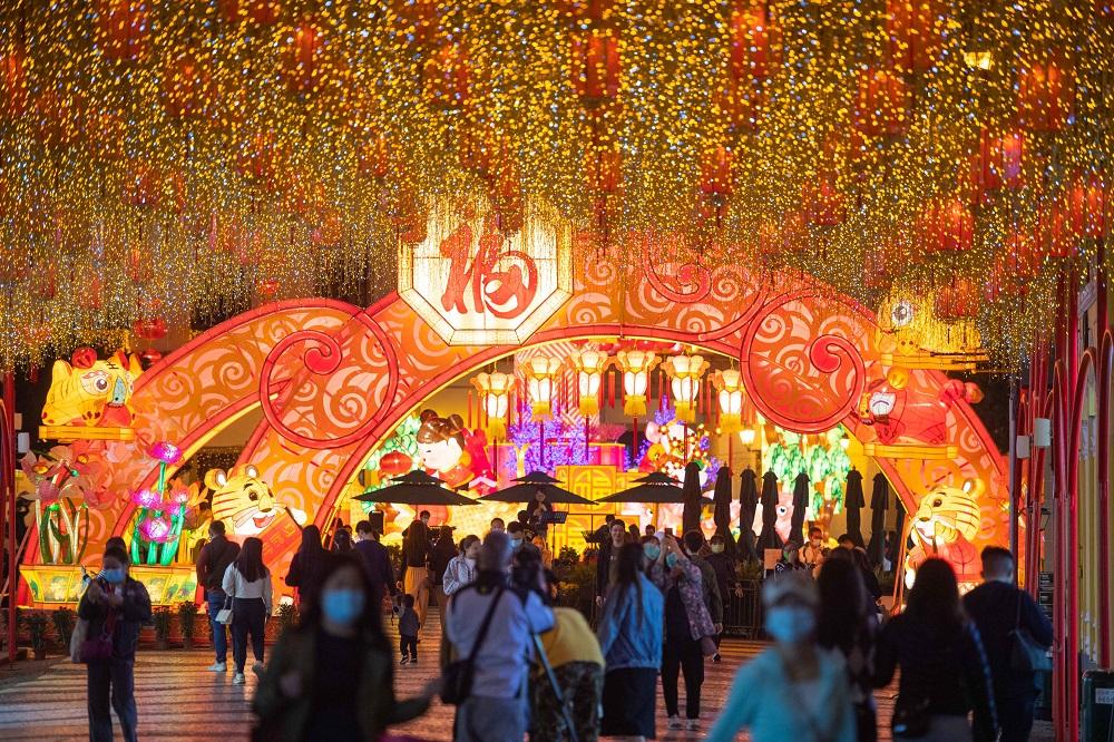 澳門收緊從香港入境人士的檢疫措施。圖為澳門議事亭前地的新春燈飾。(新華社)