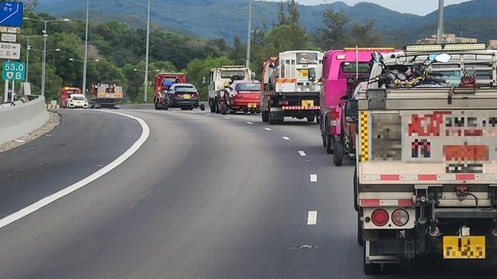 警方一連兩日打擊非法賽車等，並將涉嫌非法改裝的車輛拖走檢驗。(警方圖片)