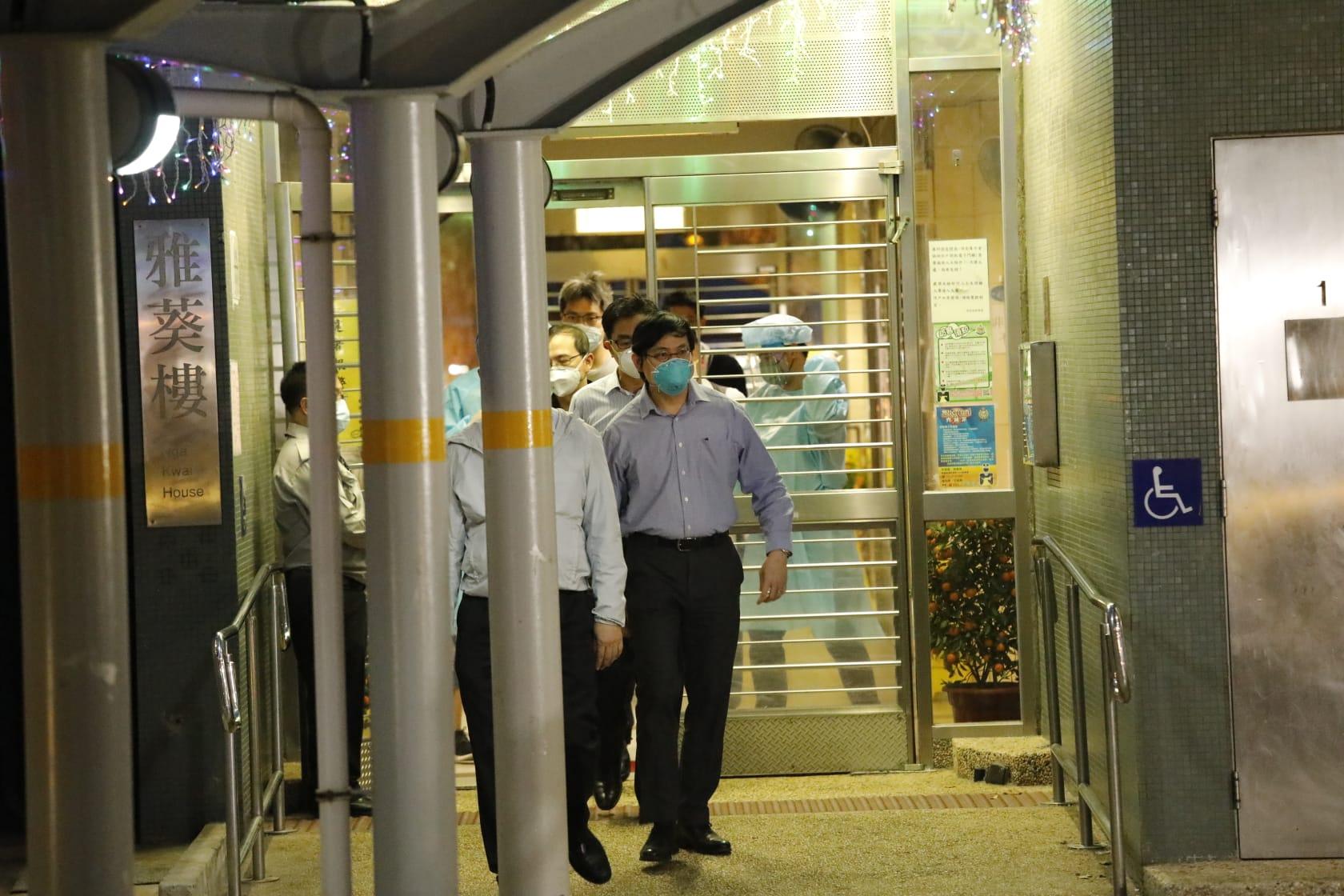 歐家榮等衞生防護中心代表，晚上到葵涌邨雅葵樓視察。(林俊源攝)