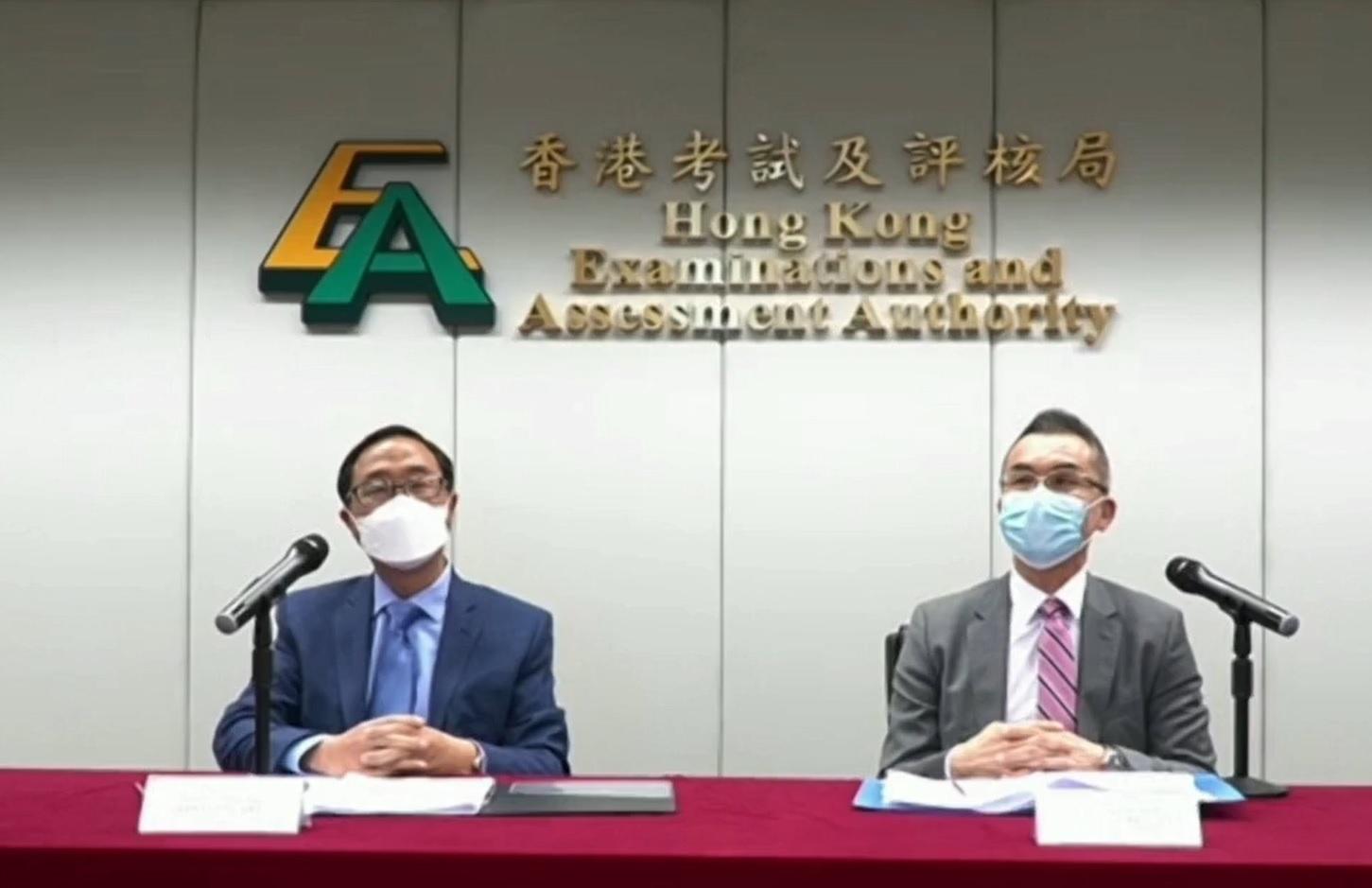 考評局秘書長魏向東（左）與考評局公開考試總監麥勁生出席記者會。(直播截圖)