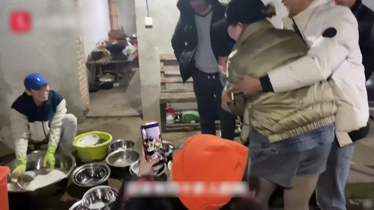 陳男回老家過年，因未結婚而被罰一個人洗全家四十幾人的碗。(互聯網)