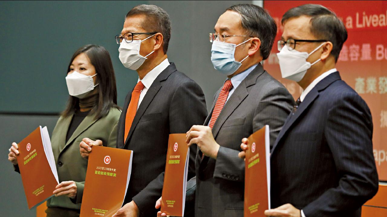 財政預算案｜疫下派糖減辣 首設無物業者租金扣稅 1萬蚊消費券 4月先收5千