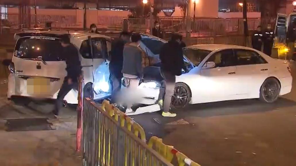 大埔七人車遭欄腰撞停2男被斬，途人無辜被飛脫欄杆擊傷。(電視截圖)